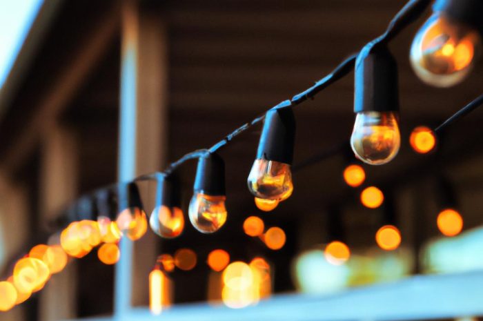 Dekoracyjne oświetlenie balkonu jesienią i zimą