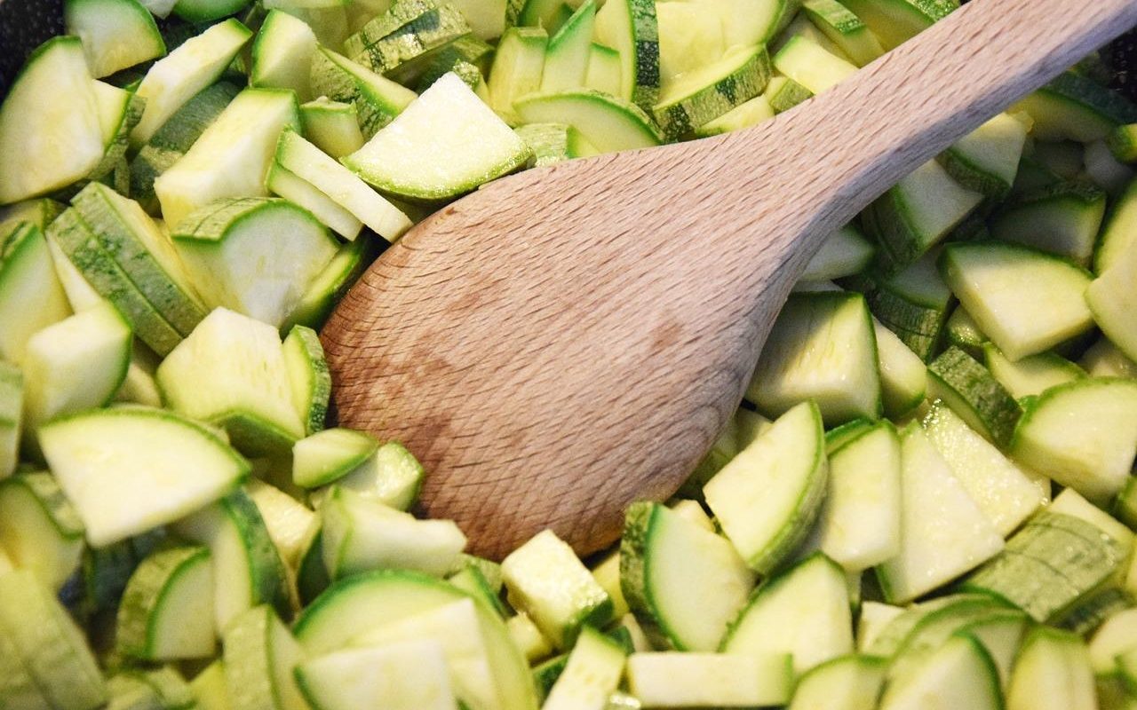 Kiedy wysiewać cukinię do ziemi, a kiedy w doniczkach?