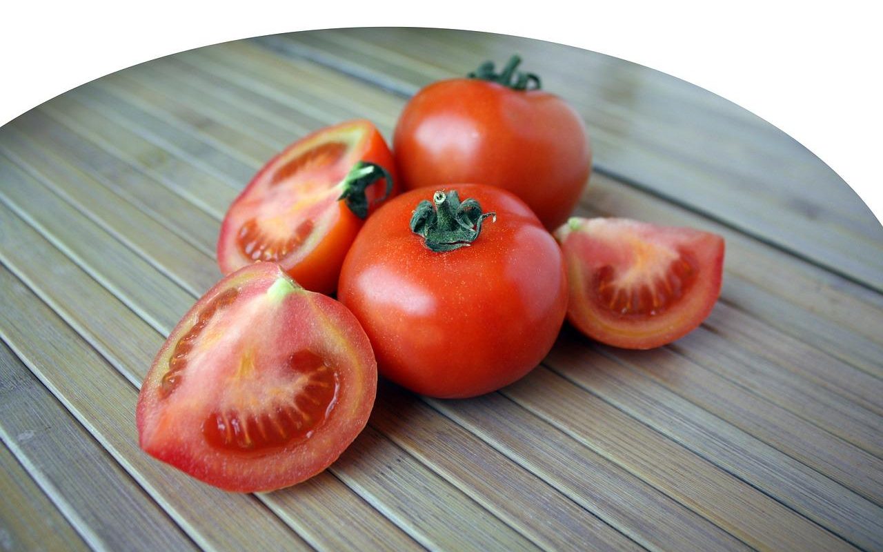 Kiedy wysiewać pomidory? Najlepszy termin i sposoby sadzenia nasion