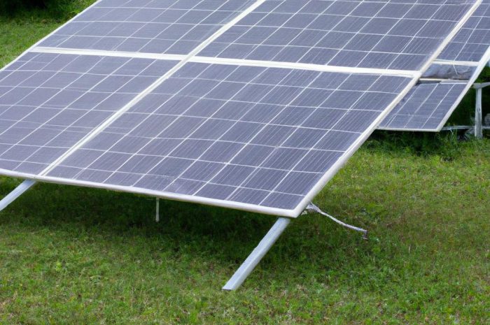 Panele fotowoltaiczne do ogrodu i na działkę – jakie korzyści płyną z instalacji i jak wybrać odpowiedni typ?