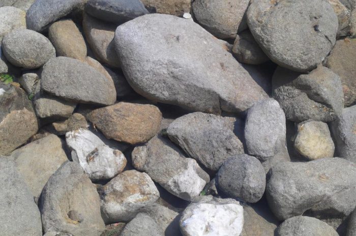 Tradycyjne rabaty, czyli jak zrobić skalniak krok po kroku, by cieszyć się górskim klimatem w przydomowym ogródku