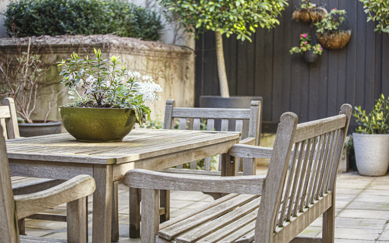 Pielęgnacja mebli drewnianych