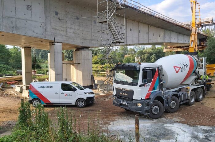 Dlaczego „uniwersalny” beton nie istnieje? Jak dobrać mieszankę do specyfiki Twojej hali?